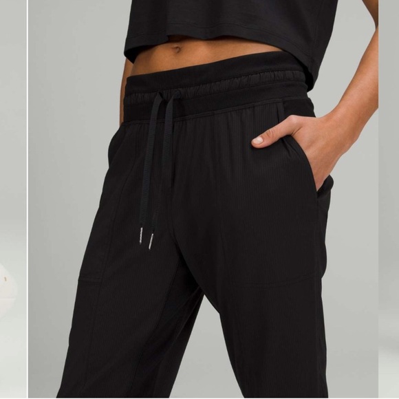 Lululemon Dance Studio Mid-Rise Crop 25" in Black Size 8 2022 - Picture 5 of 6